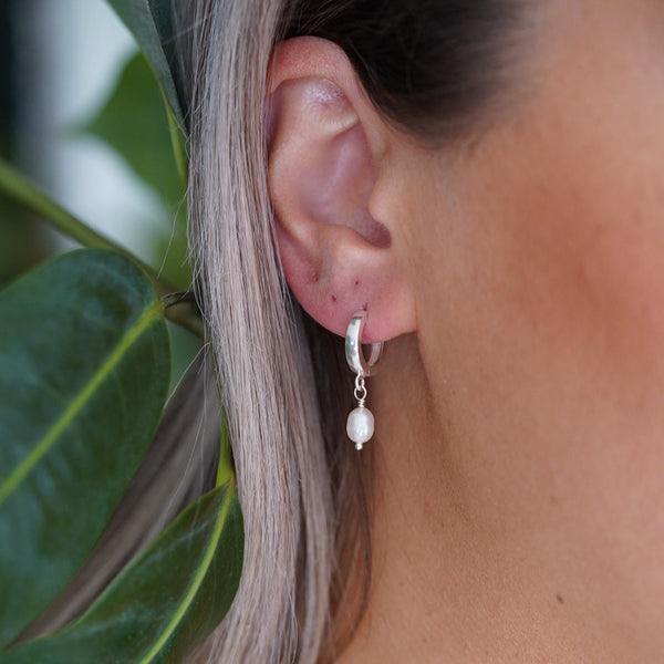ピアス +ENGBROX+ silver925 poetry heart pearl earring EBEA23052 Q925 Sterling Silver Heart Line Bear With Feather Dangle